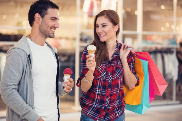 Lachende Paar Het Winkelen Met Consumptie Ijs Boodschappentassen — Stockfoto