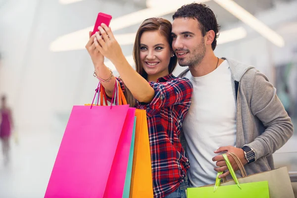 Casal Tirando Uma Foto Shopping — Fotografia de Stock