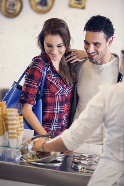 Pareja Feliz Eligiendo Helado — Foto de Stock