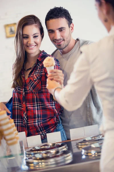 Smiling Couple Buys Ice Cream — Stock Photo, Image