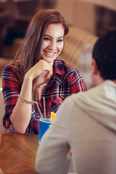 在浪漫的约会在咖啡馆的女人在爱 — 图库照片