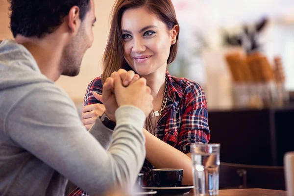 Pareja Amorosa Mirándose — Foto de Stock