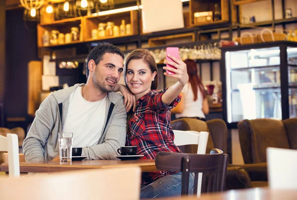 Pareja Tomando Autorretrato Cafetería — Foto de Stock