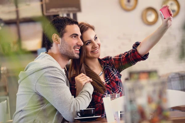 カフェで Selfie 写真を撮って美しいカップル — ストック写真