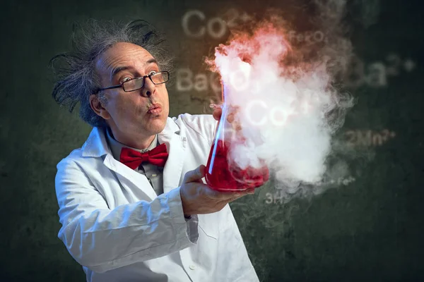 Χημικός Που Είναι Φυσάει Στο Πείραμα Του — Φωτογραφία Αρχείου