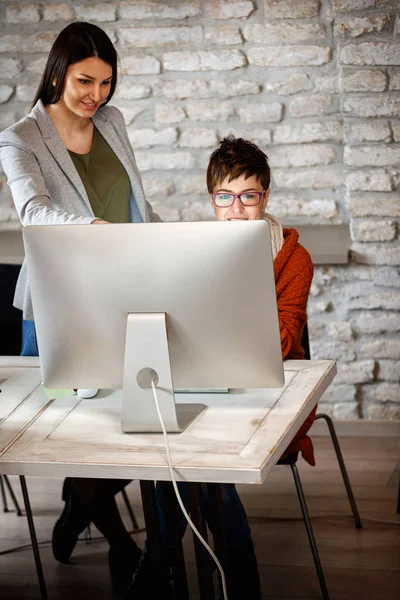 Creatieve Vrouwen Ontwerpers Werken Met Nieuwe Opstarten Project Moderne Kantoren — Stockfoto