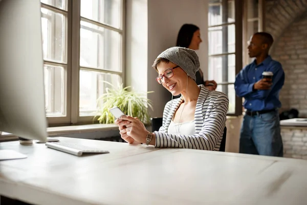 Kvinna Paus Från Arbetet Office Tittar Mobiltelefon — Stockfoto