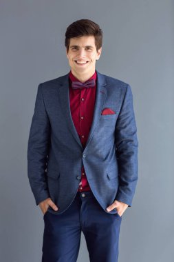 yakışıklı erkek model poz