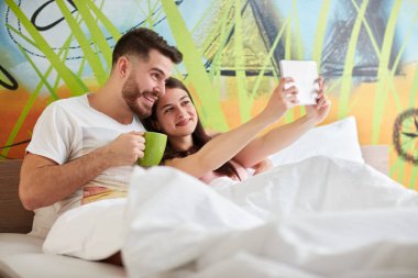 Genç çift selfie yatakta birlikte içinde sabah keyfi
