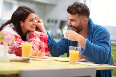 Mutfakta birlikte sabah kahve içme aşıklar