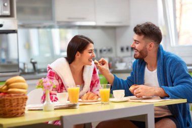 Mutfakta kahvaltı birlikte aşık çift 