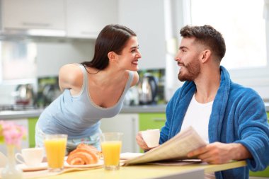 Erkek ve dişi eğleniyor sabah mutfakta