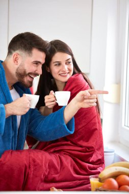 Çift mutfak ve içecekler kahve penceresinde aracılığıyla