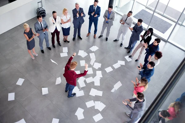 Celebrare Leader Successo Del Lavoro Squadra Con Dipendenti — Foto Stock