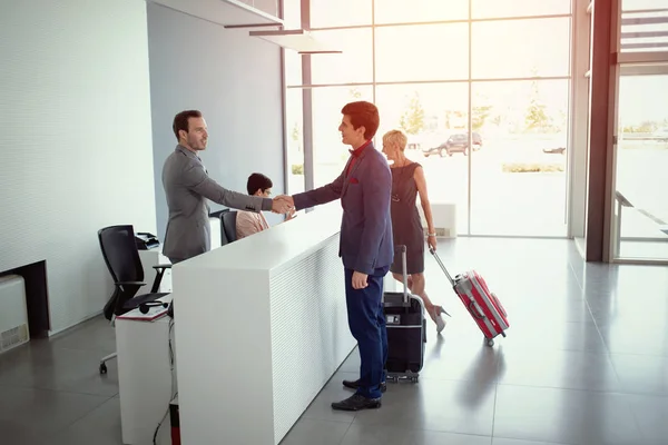 Jeunes Gens Affaires Arrivant Hôtel Receptio — Photo