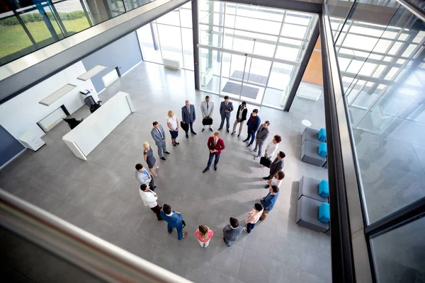 Jeune Réalisateur Rencontre Son Équipe Cercle Dans Hall Entreprise — Photo