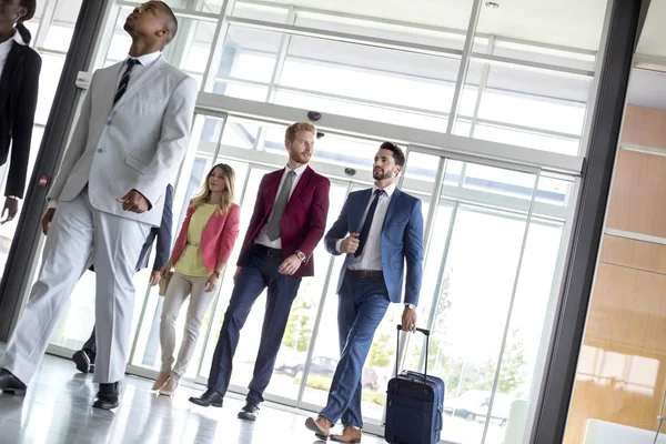 Bonitos Empresários Caminhando Edifício Aeroporto — Fotografia de Stock