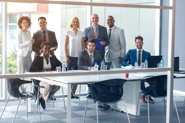 Gente Negocios Posando Reunión Compañía —  Fotos de Stock