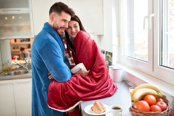 朝一緒にキッチンで恋美しいカップル — ストック写真