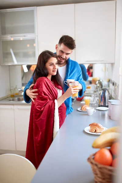 Esposo Con Esposa Embarazada Bebiendo Café Mañana Cocina —  Fotos de Stock