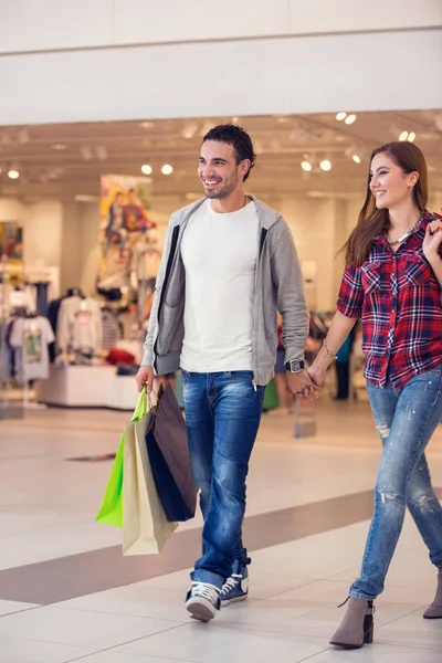 Jovem Casal Juntos Shopping — Fotografia de Stock