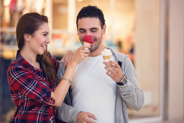 Casal Feliz Divertindo Com Sorvete — Fotografia de Stock