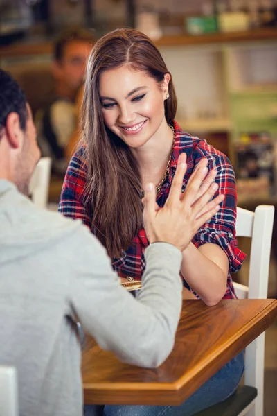 Paar Flirtet Café Bar — Stockfoto