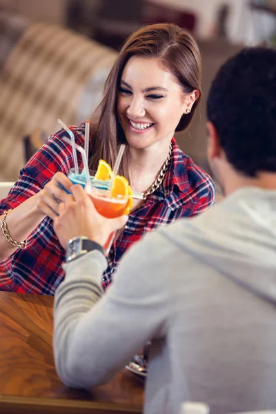 Happy Leende Par Grillas Med Cocktails — Stockfoto