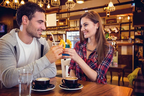 Brindisi Coppia Con Cocktail — Foto Stock