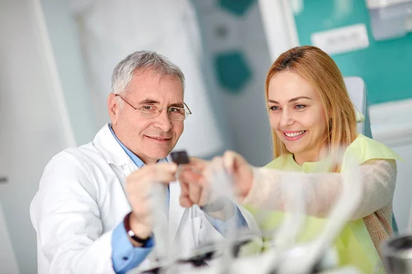 Zahnarzt Und Patient Beim Zähneputzen — Stockfoto