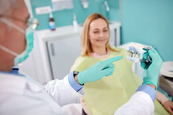 Gros Plan Modèle Dents Dans Prothèse Dans Les Mains Dentiste — Photo