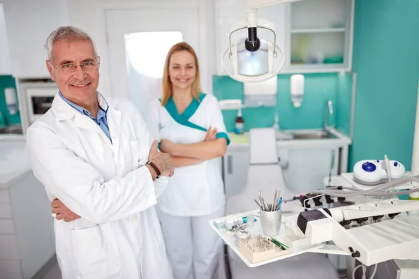 Portrait Dentiste Chevronnée Avec Une Belle Assistante Cabinet Dentaire — Photo