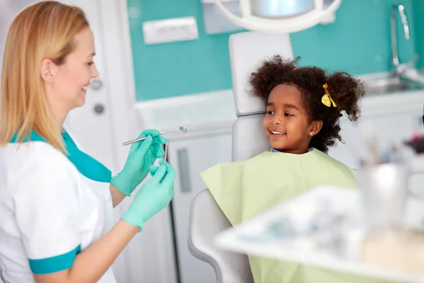 Mujer Asistente Dental Mostrar Instrumentos Dentales Joven Paciente Negro — Foto de Stock