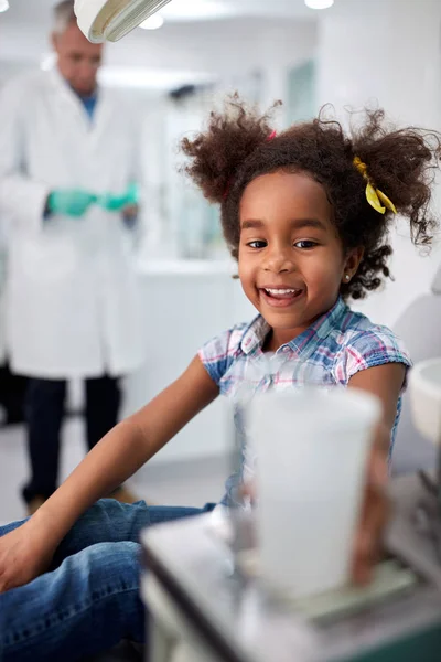 Весела Чорна Дитина Після Лікування Зубів Швидкій Допомозі — стокове фото