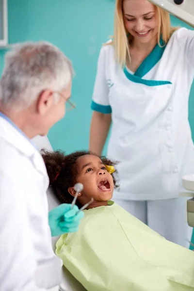 Bonito Preto Criança Dental Check Cadeira — Fotografia de Stock