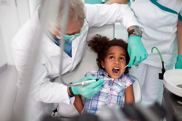 Menina Assustada Dentista Reparar Dente — Fotografia de Stock