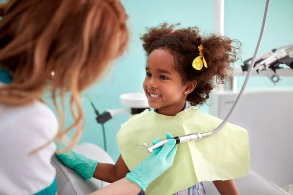 Söta Unge Visa Tänderna För Tandsköterska — Stockfoto