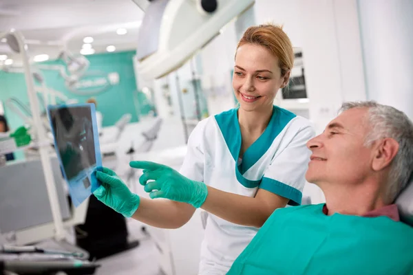 Mannelijke Patiënten Vrouwelijke Tandarts Kijken Tanden Ray Tandheelkundige Praktijk — Stockfoto