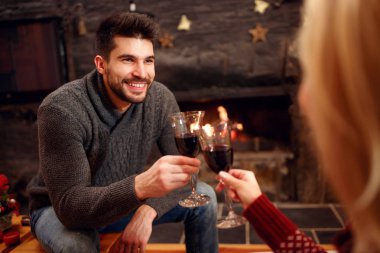 Bayramlar, yılbaşı, sezon ve insanlar kavramı - lezzetli kırmızı kazanmak toasting romantik çift