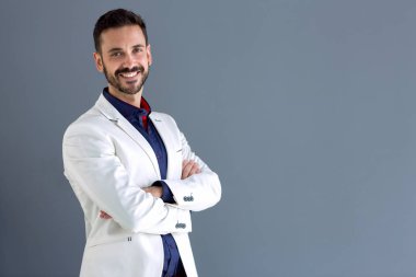 Gülümseyen yakışıklı ile silah poz