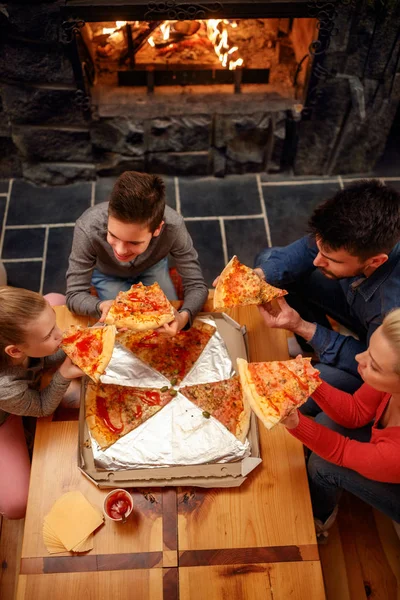 Bovenaanzicht Van Mooie Gelukkige Familie Pizza Eten — Stockfoto