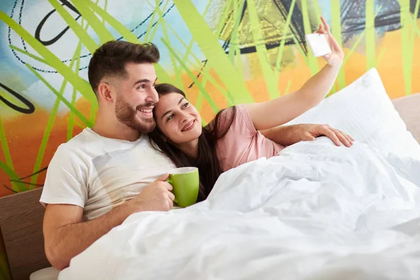 Girl Making Photo Male Together Bed Morning — Stock Photo, Image
