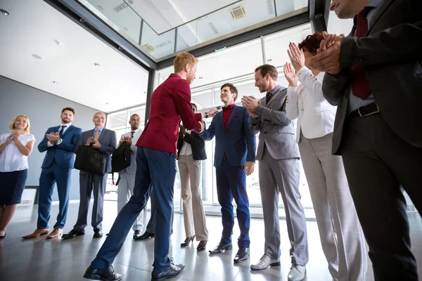 Baas Feliciteren Met Zijn Jonge Werkgever Moedigen — Stockfoto