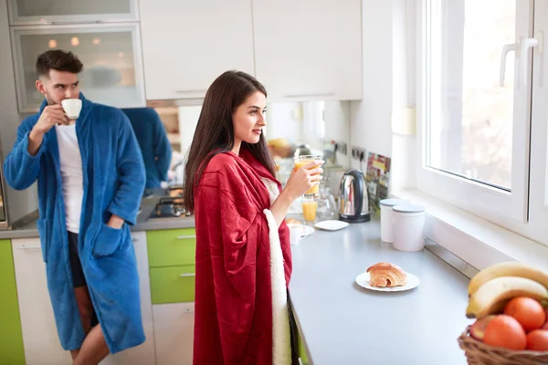 Jovem Marido Com Esposa Manhã Cozinha — Fotografia de Stock