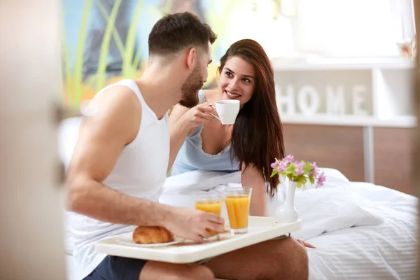ベッドでロマンチックな朝食を持っているカップル — ストック写真