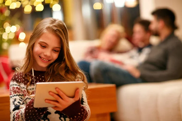 Menina Bonito Com Tablet Fones Ouvido Casa — Fotografia de Stock