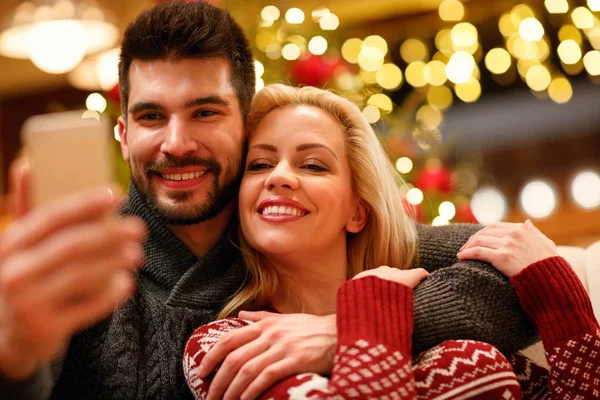Encantadora Pareja Tomando Selfie Con Teléfono Inteligente Vacaciones Navidad —  Fotos de Stock