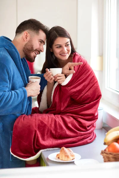 カップルは一緒に台所で朝のコーヒーを飲む — ストック写真