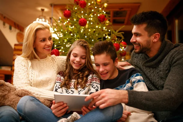 Família Diversão Tempo Natal Casa Com Tablet Digital — Fotografia de Stock