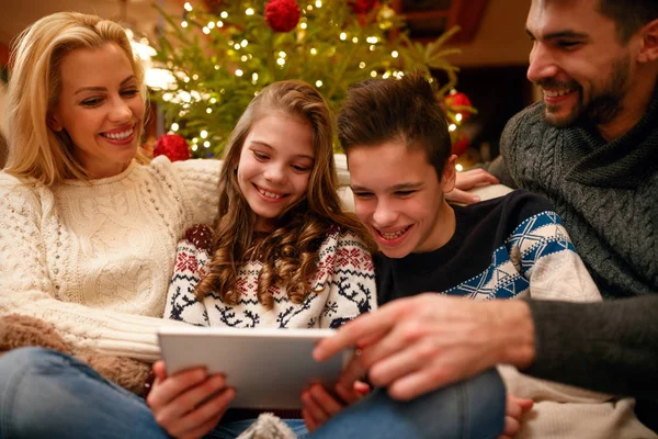 Navidad Tiempo Diversión Familia Con Tableta Digital Vacaciones —  Fotos de Stock